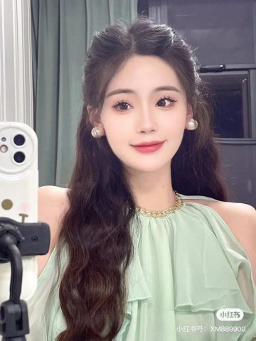 Kiểu tóc xoăn lơi nhẹ nhàng cho tóc dài đi dự tiệc cưới