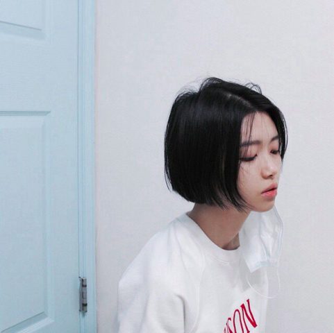 Minh họa cho thấy mái tóc ngắn màu đen có thể kết hợp hài hòa với nhiều trang phục khác nhau.